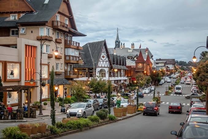 Rua central de Gramado com arquitetura europeia e movimento urbano