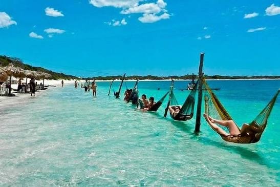 Redes sobre águas cristalinas em Jericoacoara