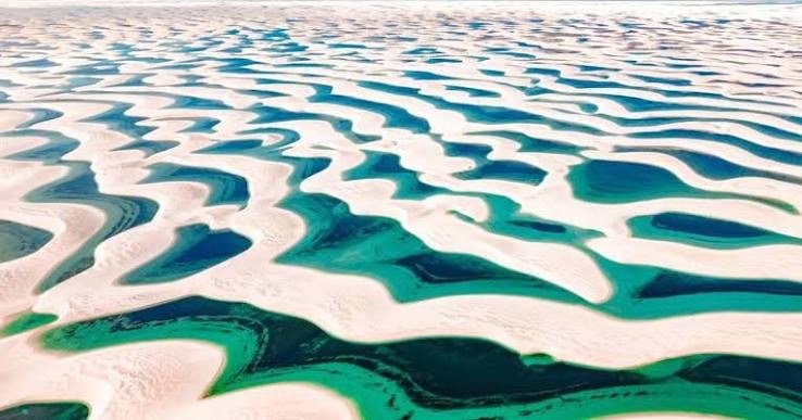 Dunas brancas e lagoas azuis dos Lençóis Maranhenses vistas do alto